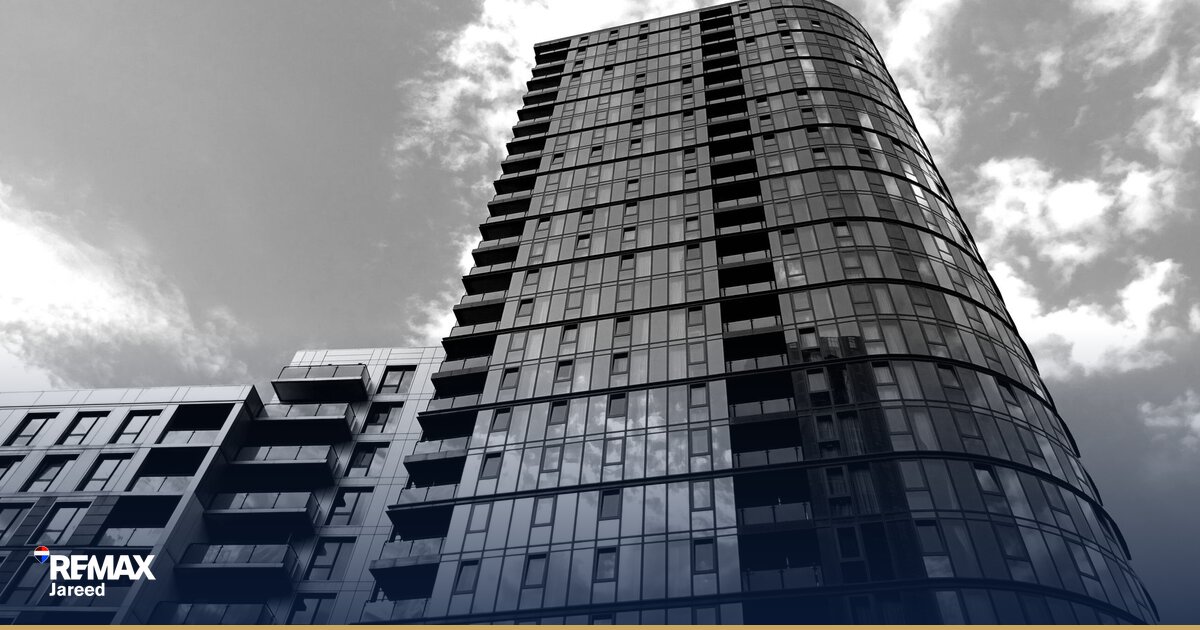 واجهة مجمّع سكني حديث في غرب القاهرة تعكس استقرار الاستثمار العقاري السكني