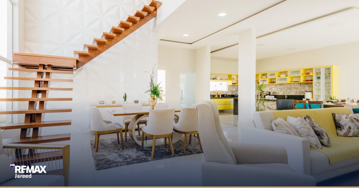 مهندس يفحص جدران شقة في كمبوند سكني بالشيخ زايد قبل إتمام عملية الشراء