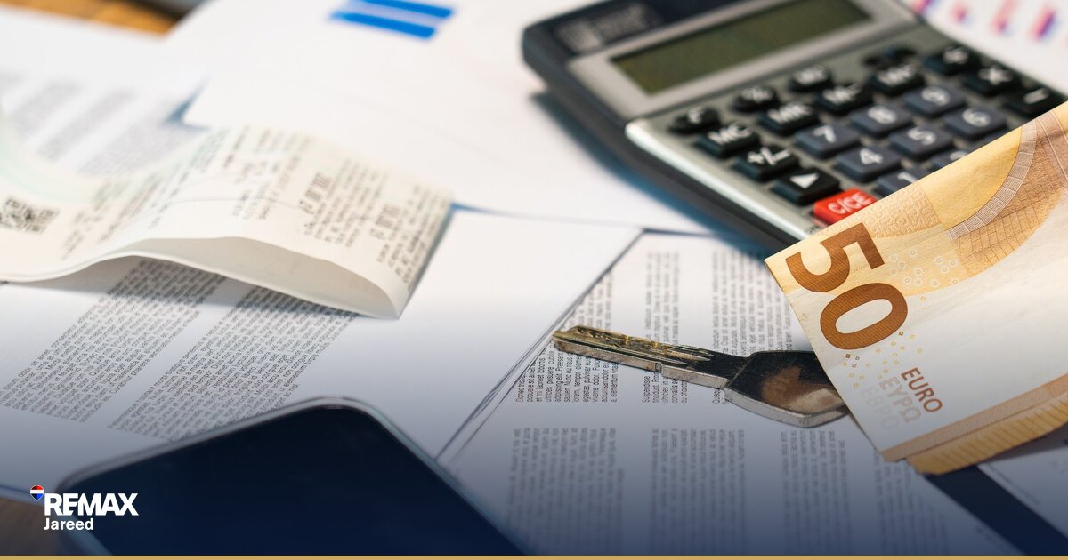 وكيل عقاريّ يحلل بيانات أسعار العقارات على حاسوب محمول لتحديد السعر الصحيح للبيع في الشيخ زايد و6 أكتوبر