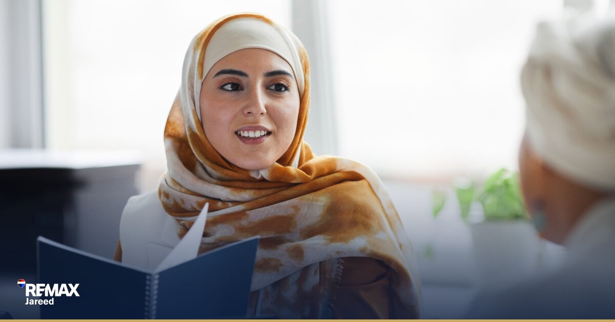 وكيل عقاري يحسب العمولات والدخل من الصفقات العقارية في مكتب حديث