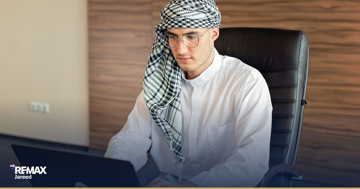 وكيل عقاريّ يدير استفسارات على هاتف خلال أول 72 ساعة من نشر إعلان عقار