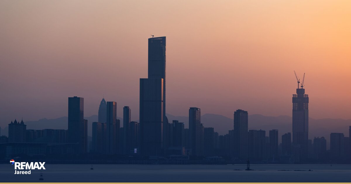 مدخل كمبوند سكني بالشيخ زايد يضم مساحات خضراء ووحدات سكنية حديثة للعائلات