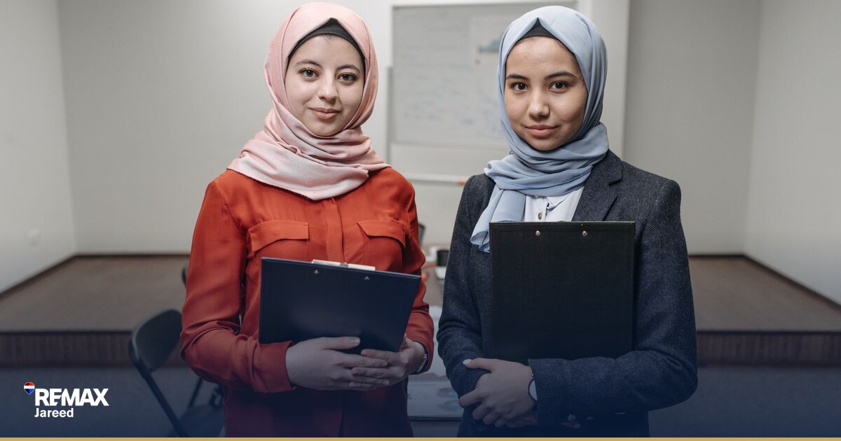 مالك عقار يردّ على اتصال هاتفي من مشترٍ محتمل في مكتب منزلي