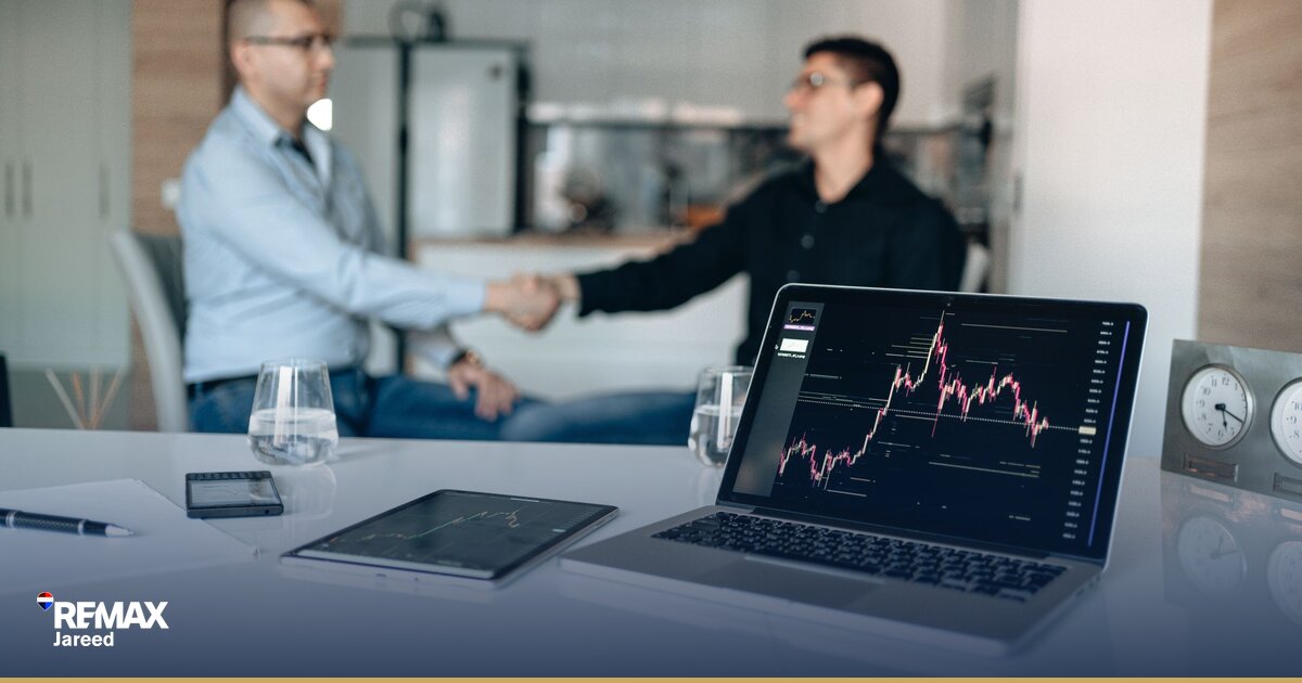 وكيل عقاري في الشيخ زايد يراجع حسابات العمولة والدخل من الصفقات العقارية