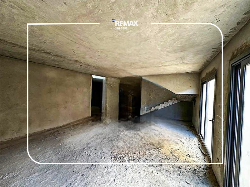 Standalone villa with basement for sale in a prime location — صورة 12