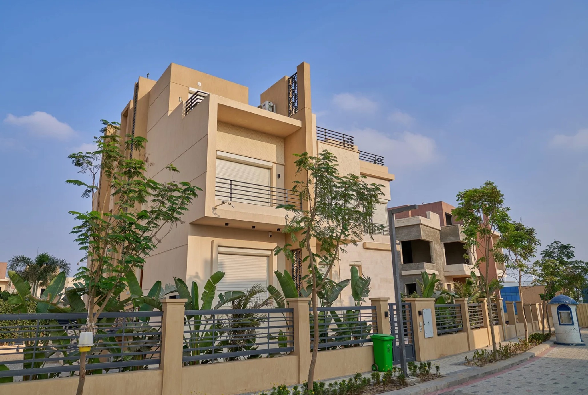 Standalone villa with basement for sale in a prime location — صورة 2