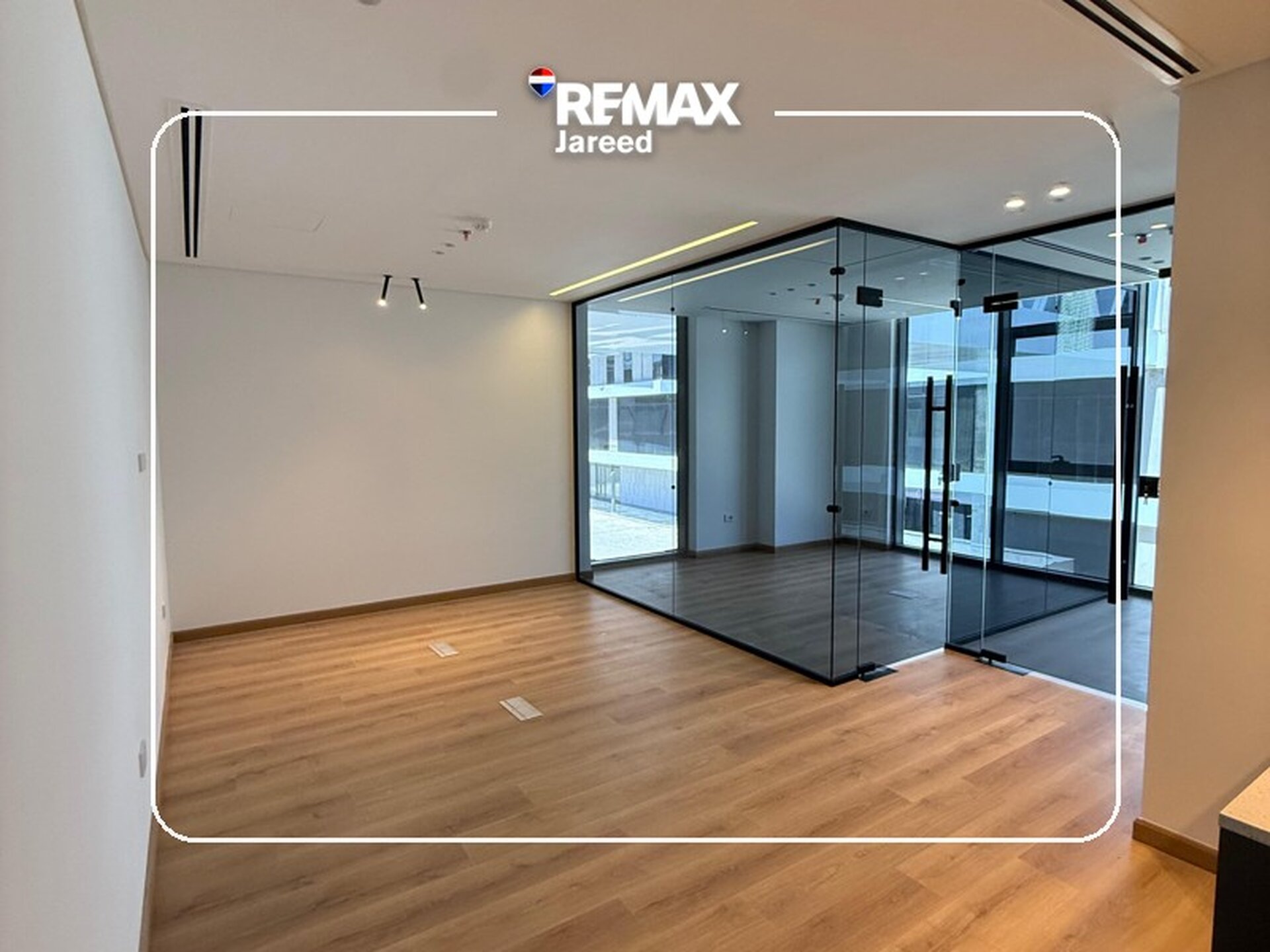 Premium Office for Rent | Golf Central, Palm Hills  Elevate your business in one of West Cairo’s most prestigious business destinations.  ✨ Ideal for businesses targeting Class A clients  📍 Location: Golf Central Mall, Palm Hills – 6th of October - صورة 14
