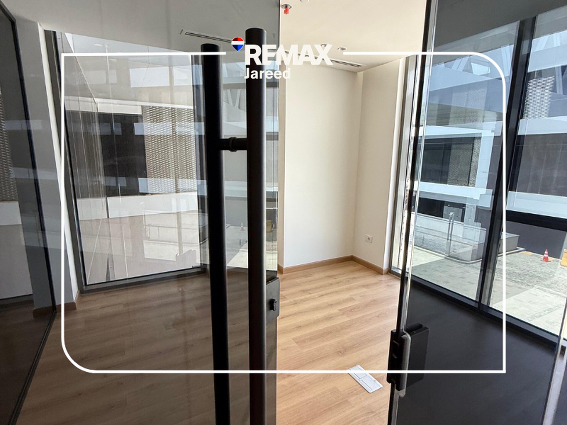 Premium Office for Rent | Golf Central, Palm Hills  Elevate your business in one of West Cairo’s most prestigious business destinations.  ✨ Ideal for businesses targeting Class A clients  📍 Location: Golf Central Mall, Palm Hills – 6th of October - صورة 37