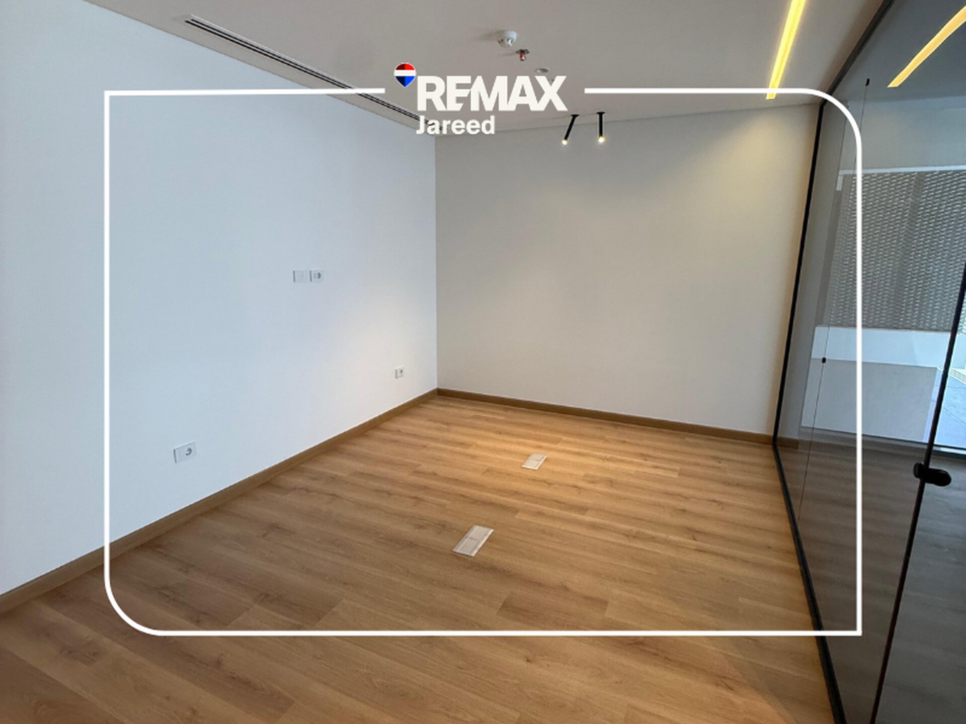 Premium Office for Rent | Golf Central, Palm Hills  Elevate your business in one of West Cairo’s most prestigious business destinations.  ✨ Ideal for businesses targeting Class A clients  📍 Location: Golf Central Mall, Palm Hills – 6th of October - صورة 38
