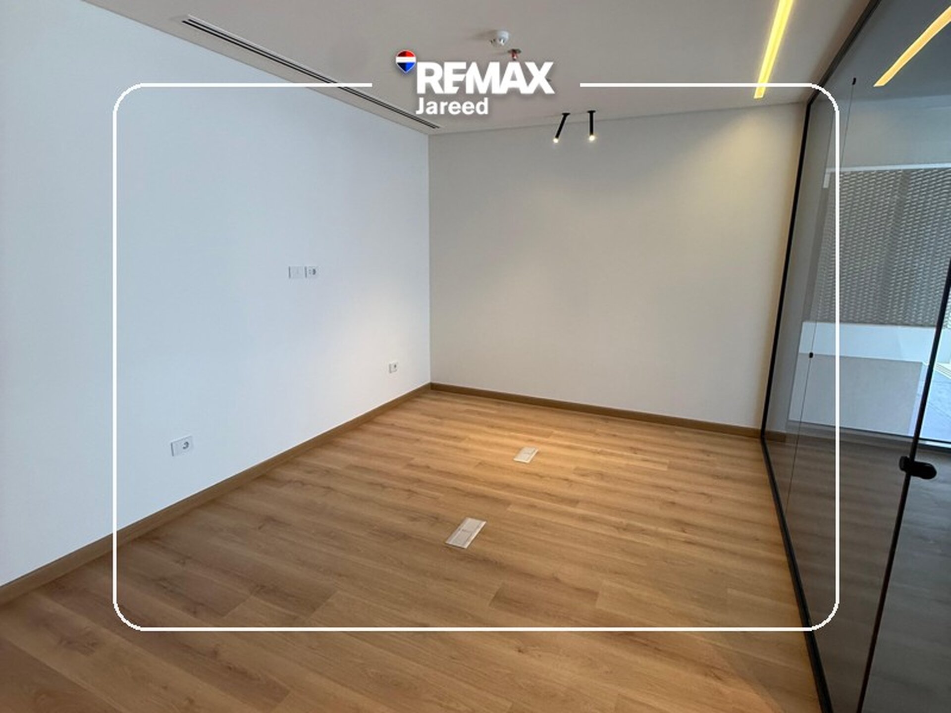 Premium Office for Rent | Golf Central, Palm Hills  Elevate your business in one of West Cairo’s most prestigious business destinations.  ✨ Ideal for businesses targeting Class A clients  📍 Location: Golf Central Mall, Palm Hills – 6th of October - صورة 5