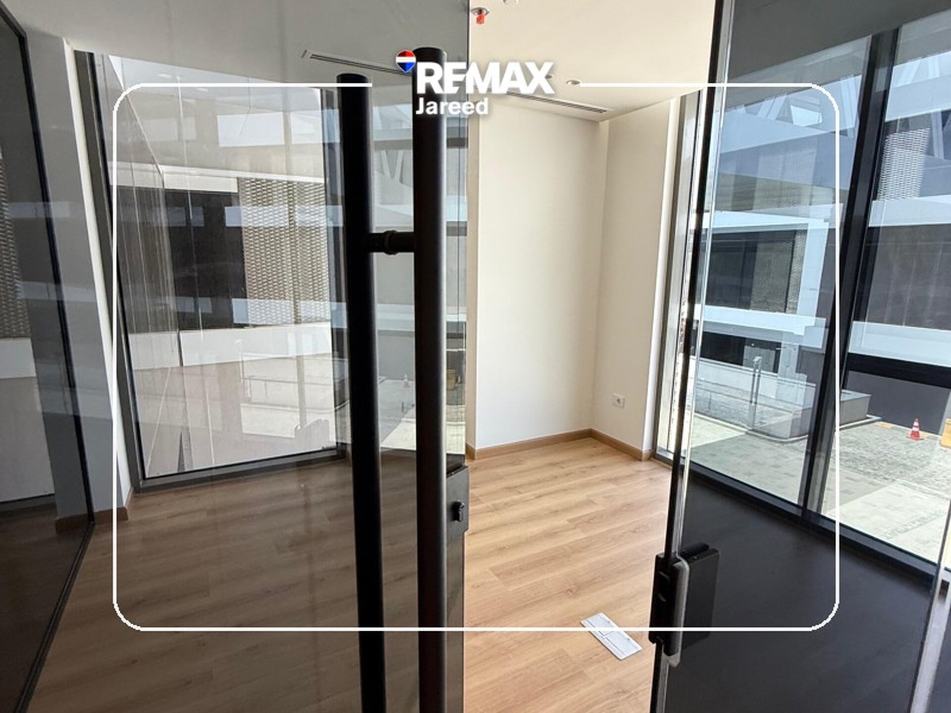 Premium Office for Rent | Golf Central, Palm Hills  Elevate your business in one of West Cairo’s most prestigious business destinations.  ✨ Ideal for businesses targeting Class A clients  📍 Location: Golf Central Mall, Palm Hills – 6th of October - صورة 6
