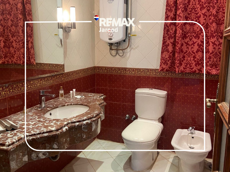 للايجار شقه ارضي  داخل فيلا راقية  في غرب سوميد 6 اكتوبر مساحه 300 متر| 3 غرف نوم | 3 حمامات |  فرش راقي بالكامل | 40,000 جنيه شهريًا — صورة 11