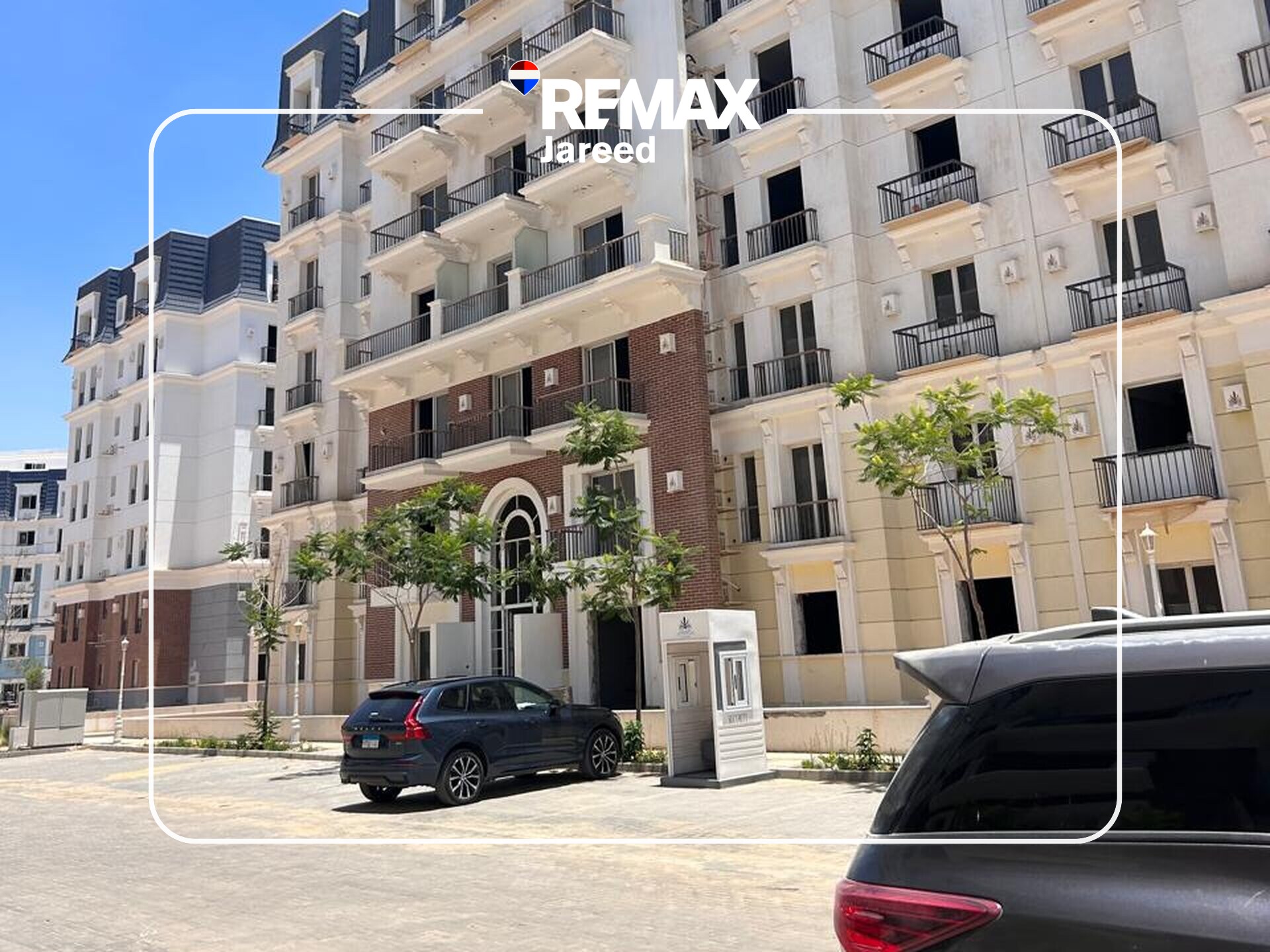 🏡 Sky Loft for Sale | Mountain View iCity October – The Lake Phase 📐 Built-up Area: 115 m²  🌿 Private Roof: 100 m²  📏 Total Area: 215 m² - صورة 1
