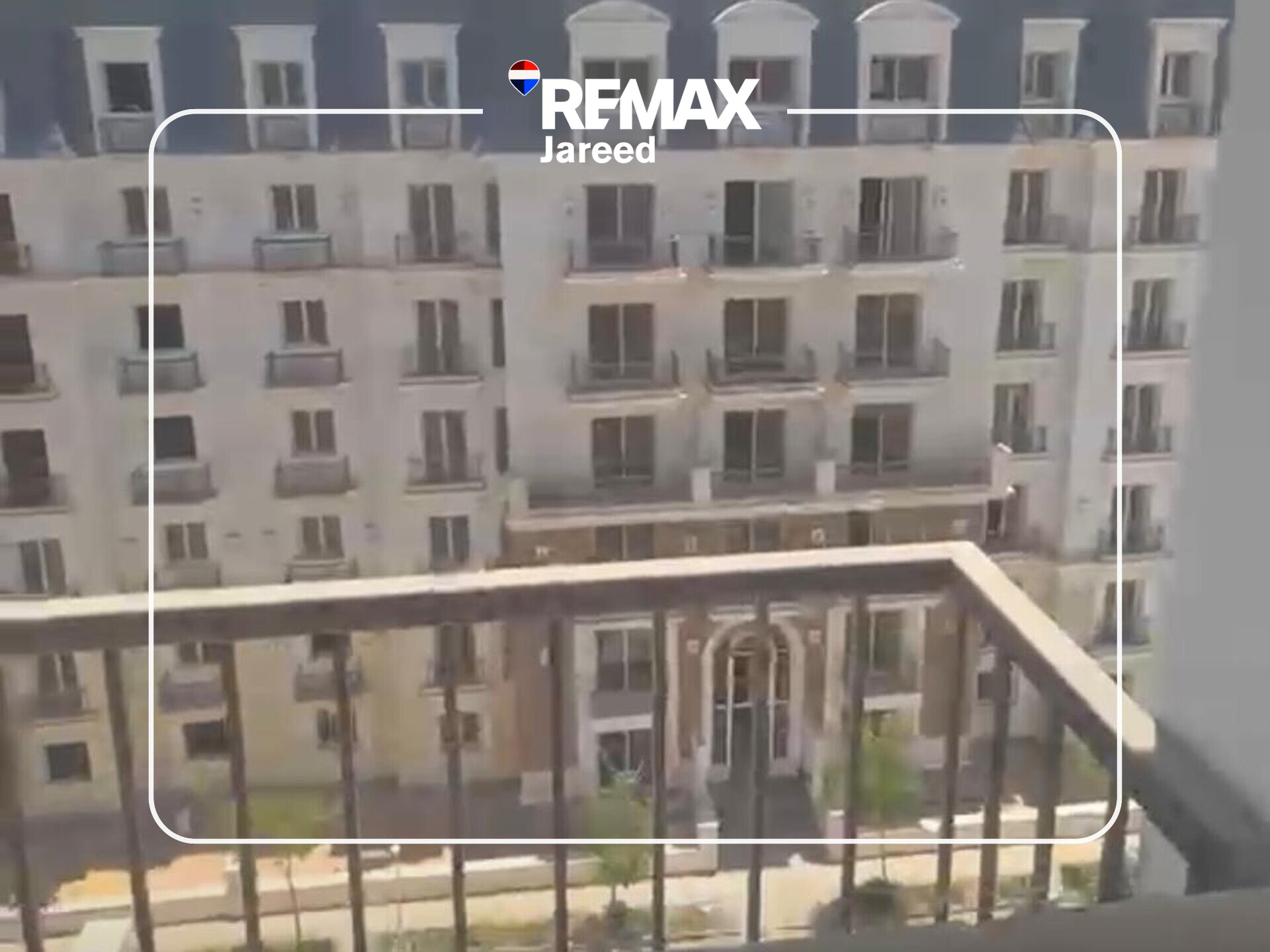 🏡 Sky Loft for Sale | Mountain View iCity October – The Lake Phase 📐 Built-up Area: 115 m²  🌿 Private Roof: 100 m²  📏 Total Area: 215 m² - صورة 6