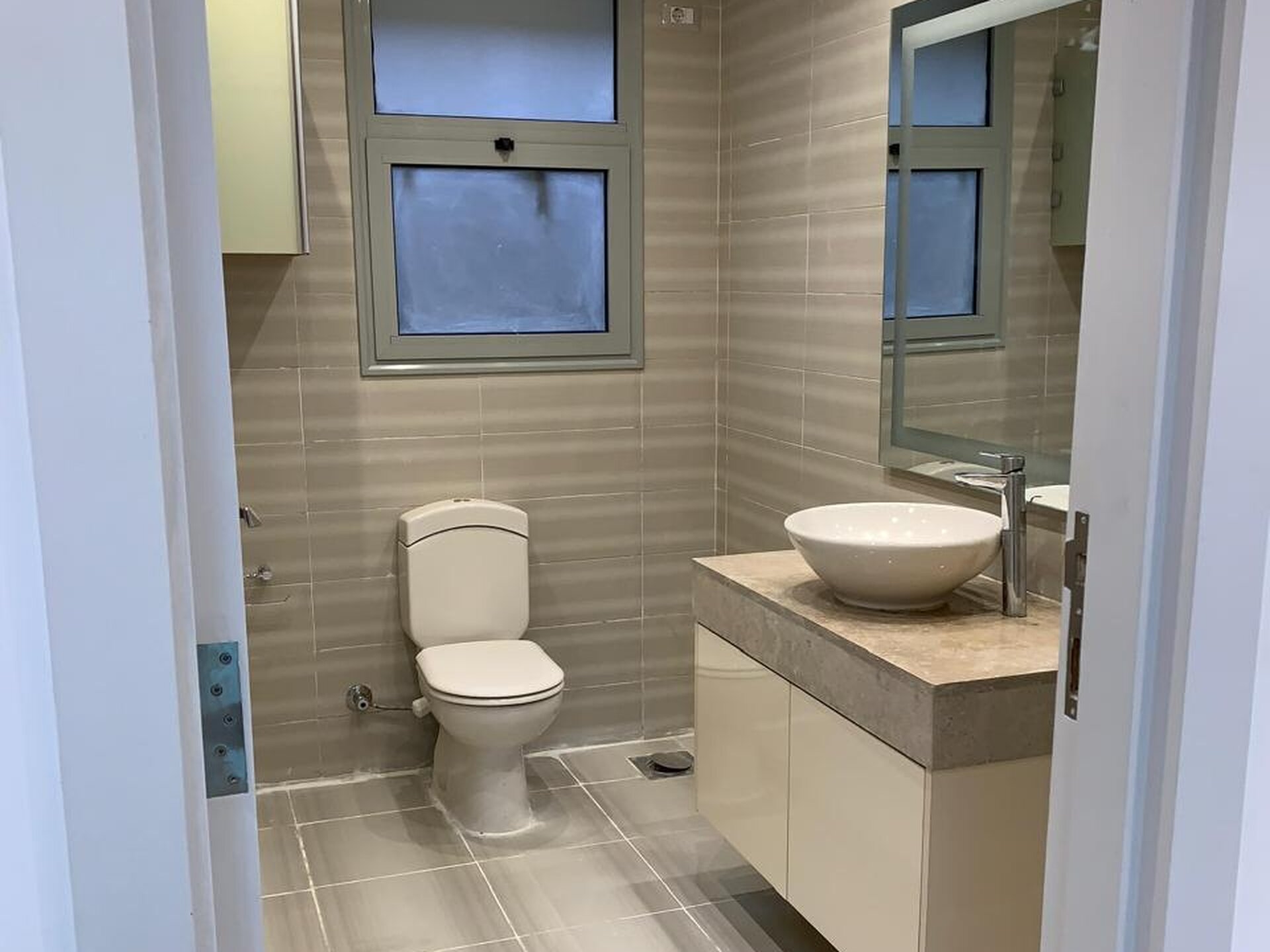 Fully finished ground apartment with kitchen and Acs and appliances in palm parks - صورة 2