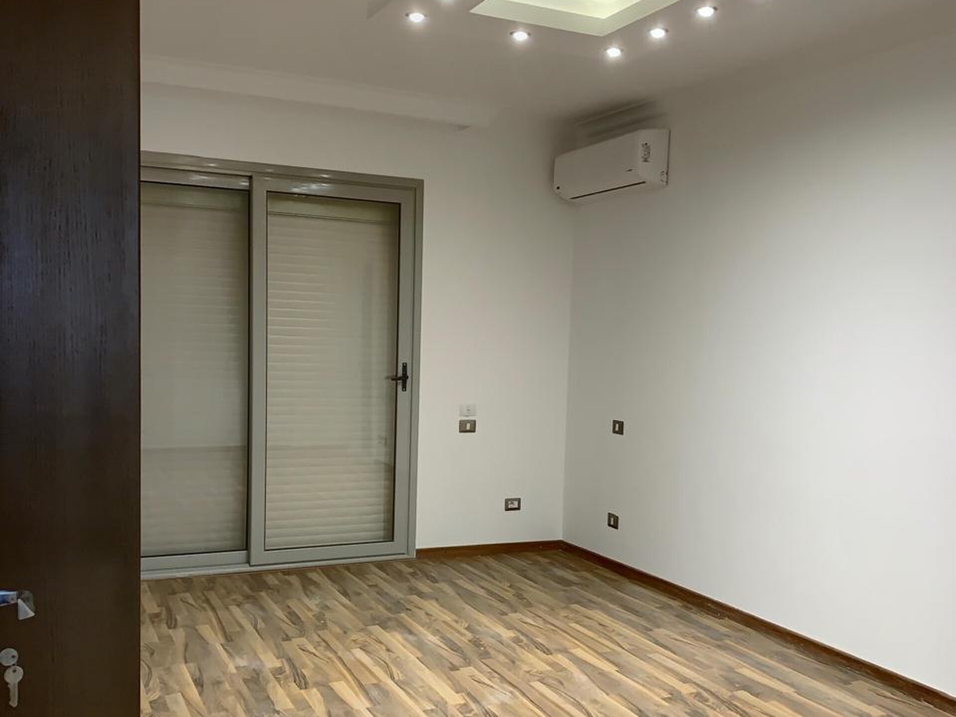 Fully finished ground apartment with kitchen and Acs and appliances in palm parks - صورة 5