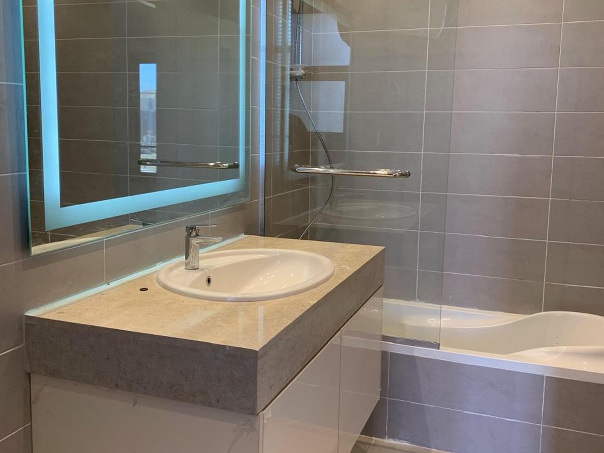 Fully finished ground apartment with kitchen and Acs and appliances in palm parks - صورة 6