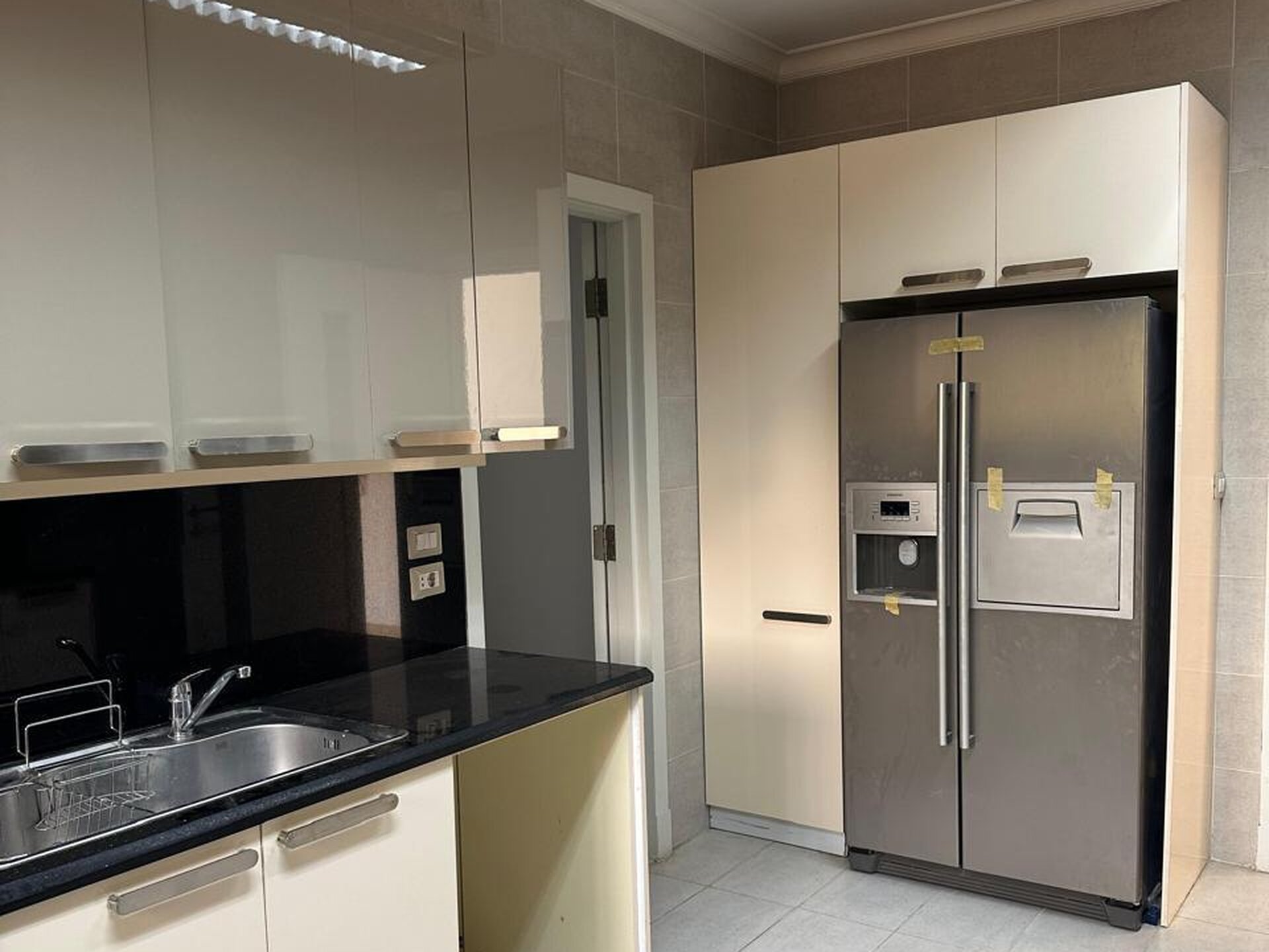 Fully finished ground apartment with kitchen and Acs and appliances in palm parks - صورة 7
