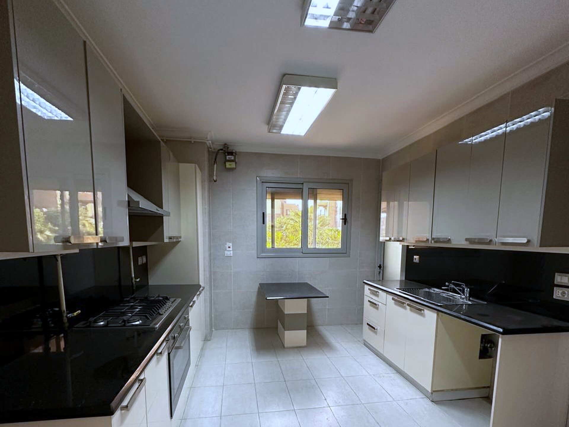 Fully finished ground apartment with kitchen and Acs and appliances in palm parks - صورة 9